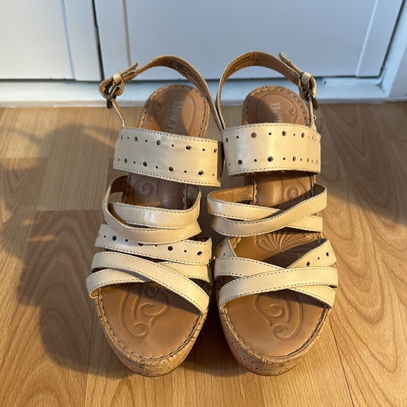 ~BORN~ EUC~Born Cream Leather "Marlys Wedge Sandal 9/40.4 - Picture 2 of 5